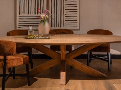 Bruuts-eettafel-Ovaal-Verjongde-Rand-met-Houten-Spinpoot-UrbanSofa-Matteo-eetkamerstoel-in-warme-Enfield-Earth-stof-website-1