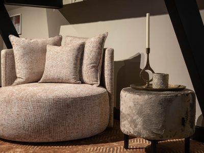 UrbanSofa-Nova-Fauteuil-in-Berkly-Blush-met-Paris-Hocker-Furly-Sand-1